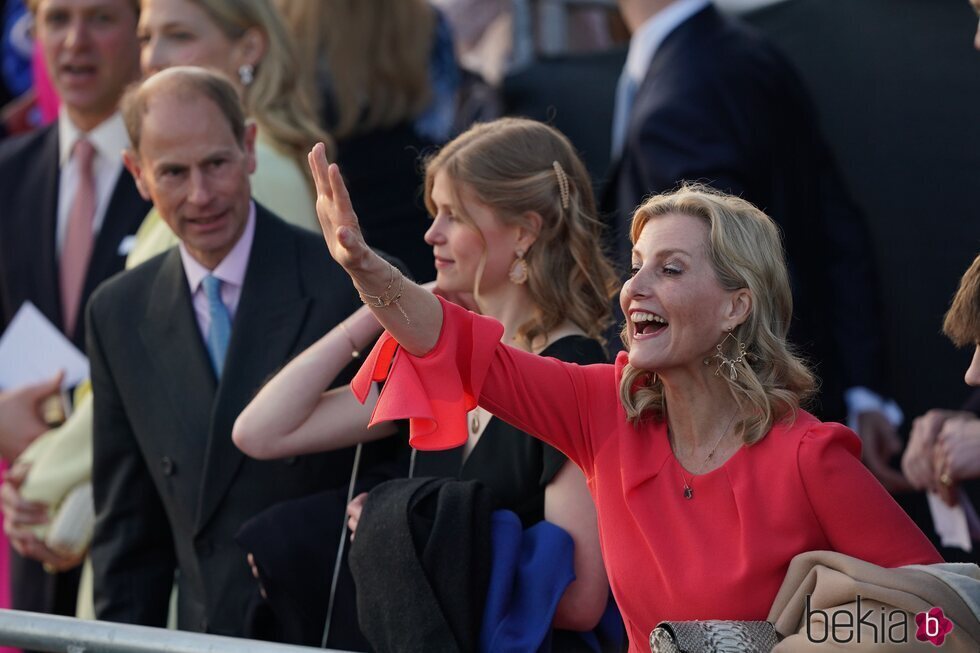 Los Duques de Edimburgo y Lady Louise Mountbatten-Windsor en el Concierto de la Coronación
