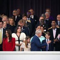El Príncipe Guillermo y Kate Middleton saludan a los Reyes Carlos y Camilla en el Concierto de la Coronación