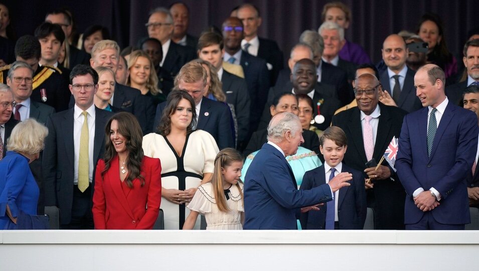 El Príncipe Guillermo y Kate Middleton saludan a los Reyes Carlos y Camilla en el Concierto de la Coronación