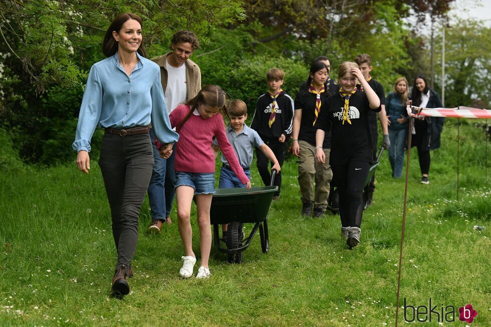Kate Middleton, la Princesa Charlotte y el Príncipe Louis en the Big Help Out por la Coronación