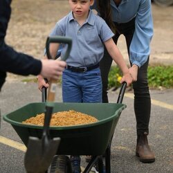Kate Middleton y el Príncipe Louis con una carretilla en the Big Help Out por la Coronación