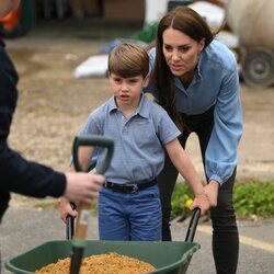 Kate Middleton y el Príncipe Louis con una carretilla en the Big Help Out por la Coronación
