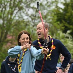 Kate Middleton practicando tiro con arco en presencia del Príncipe Guillermo en the Big Help Out por la Coronación