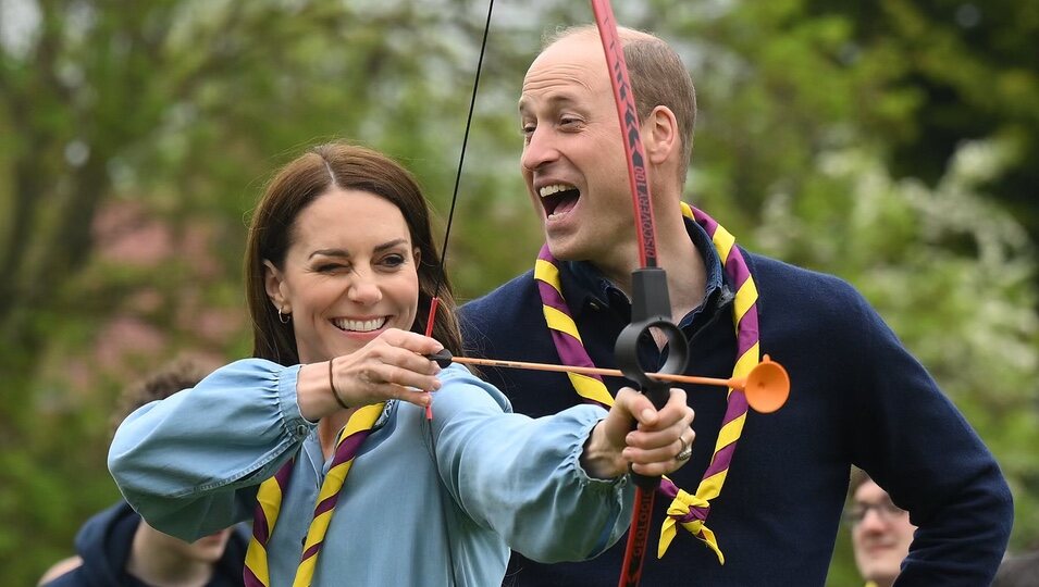 Kate Middleton practicando tiro con arco en presencia del Príncipe Guillermo en the Big Help Out por la Coronación
