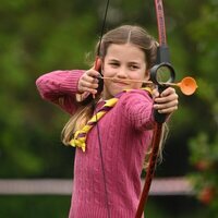 La Princesa Charlotte practicando tiro con arco en the Big Help Out por la Coronación