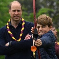 El Príncipe George practicando tiro con arco en presencia del Príncipe Guillermo en the Big Help Out por la Coronación
