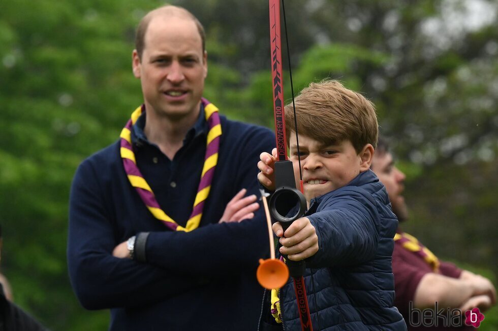 El Príncipe George practicando tiro con arco en presencia del Príncipe Guillermo en the Big Help Out por la Coronación