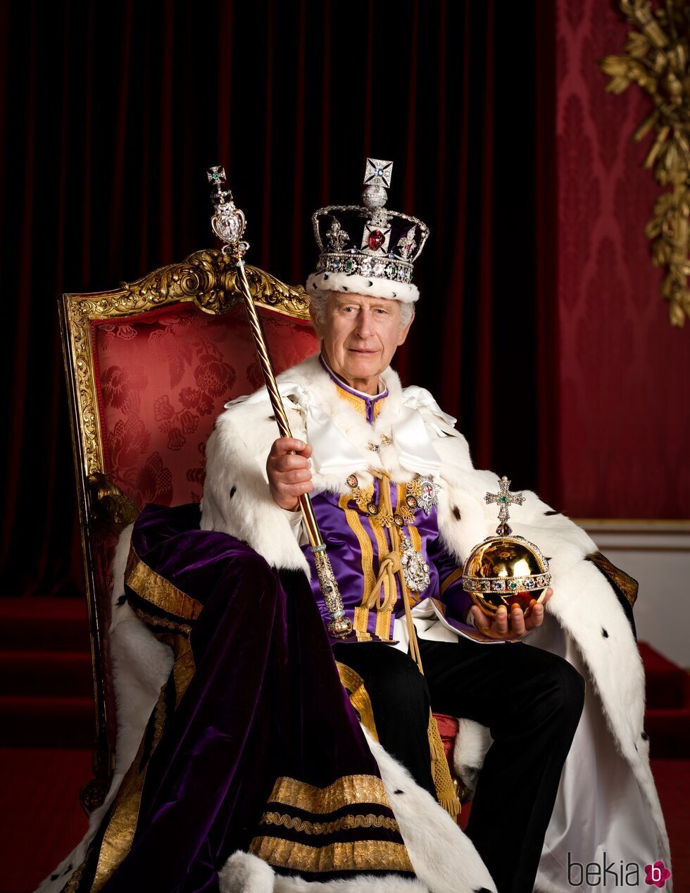 Foto oficial de Carlos III en su Coronación