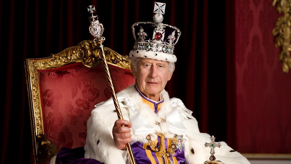 Foto oficial de Carlos III en su Coronación