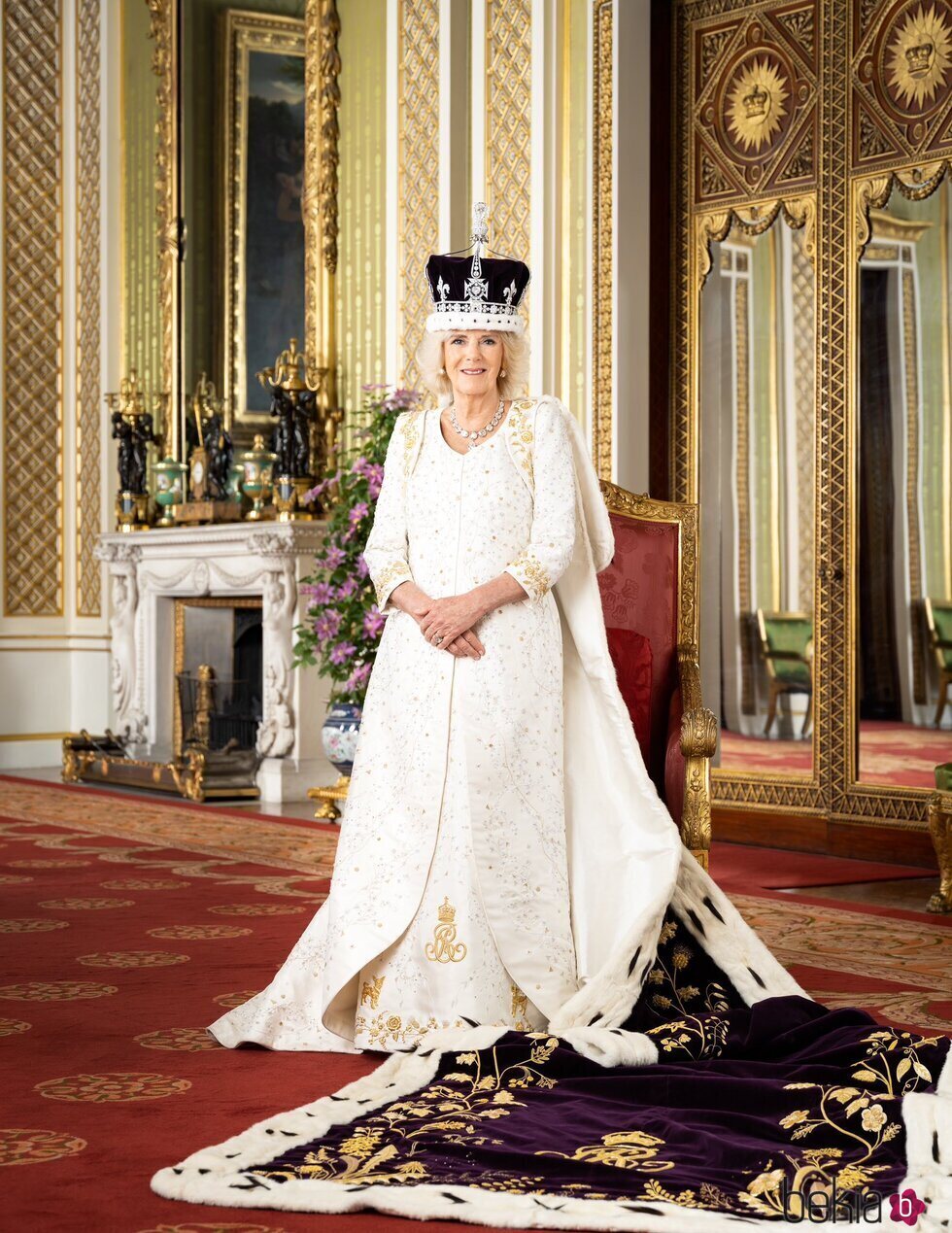 Retrato oficial de la Reina Camilla en la Coronación de Carlos III
