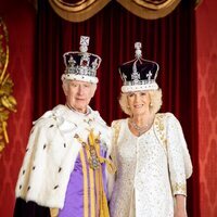 Retrato oficial de los Reyes Carlos y Camilla en la Coronación de Carlos III