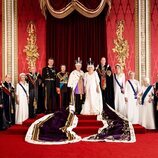 Retrato oficial de los miembros de la Casa Real Británica en la Coronación de Carlos III