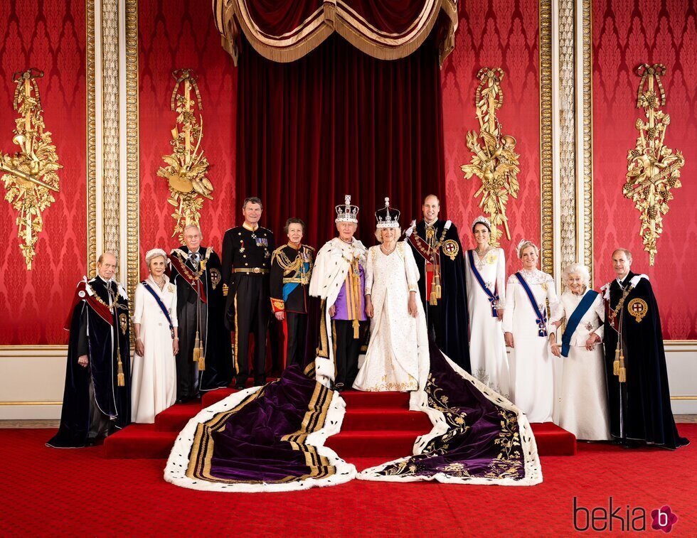 Retrato oficial de los miembros de la Casa Real Británica en la Coronación de Carlos III