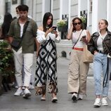 Gloria Camila y Rocío Flores con dos amigos de compras por Madrid