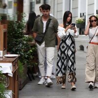 Gloria Camila y Rocío Flores con dos amigos de compras por Madrid