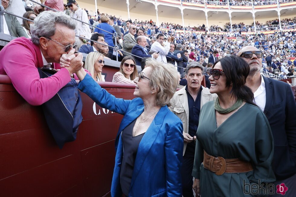 El cariñoso saludo de Ana Rosa Quintana y José Ortega Cano en la Feria de San Isidro de Madrid 2023