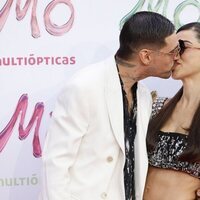 Fabio Colloricchio y Violeta Mangriñán besándose en el evento de 'MO' de Multiópticas