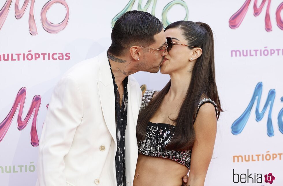 Fabio Colloricchio y Violeta Mangriñán besándose en el evento de 'MO' de Multiópticas