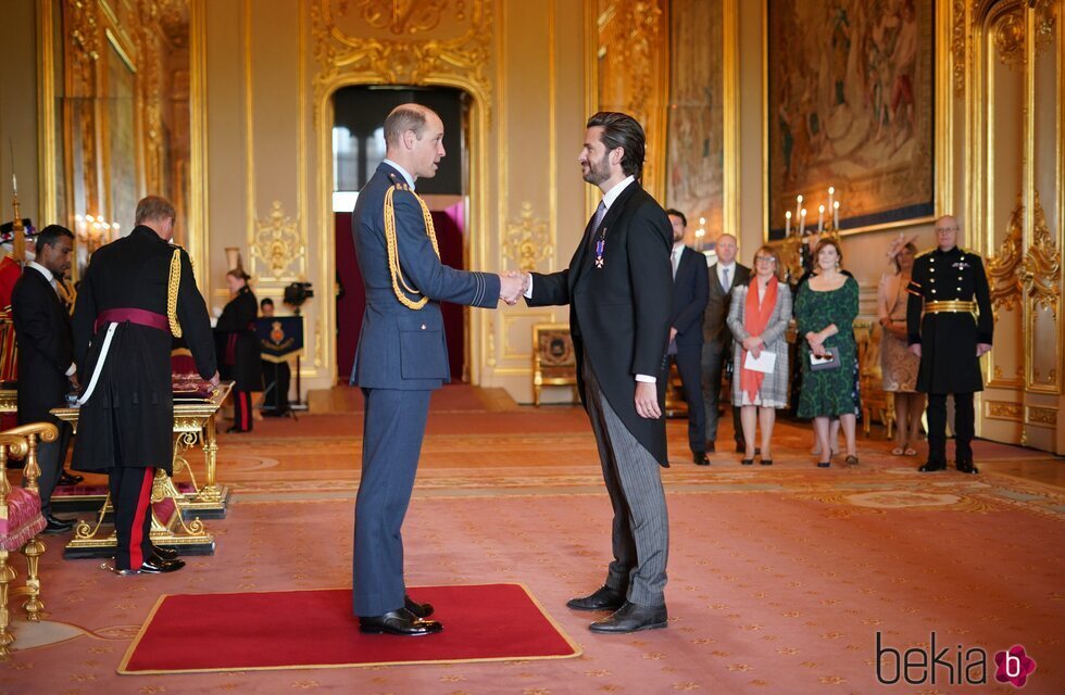 El Príncipe Guillermo saluda a Jason Knauf antes de su investidura en Windsor Castle