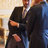 Jason Knauf hablando con el Príncipe Guillermo en su investidura en Windsor Castle