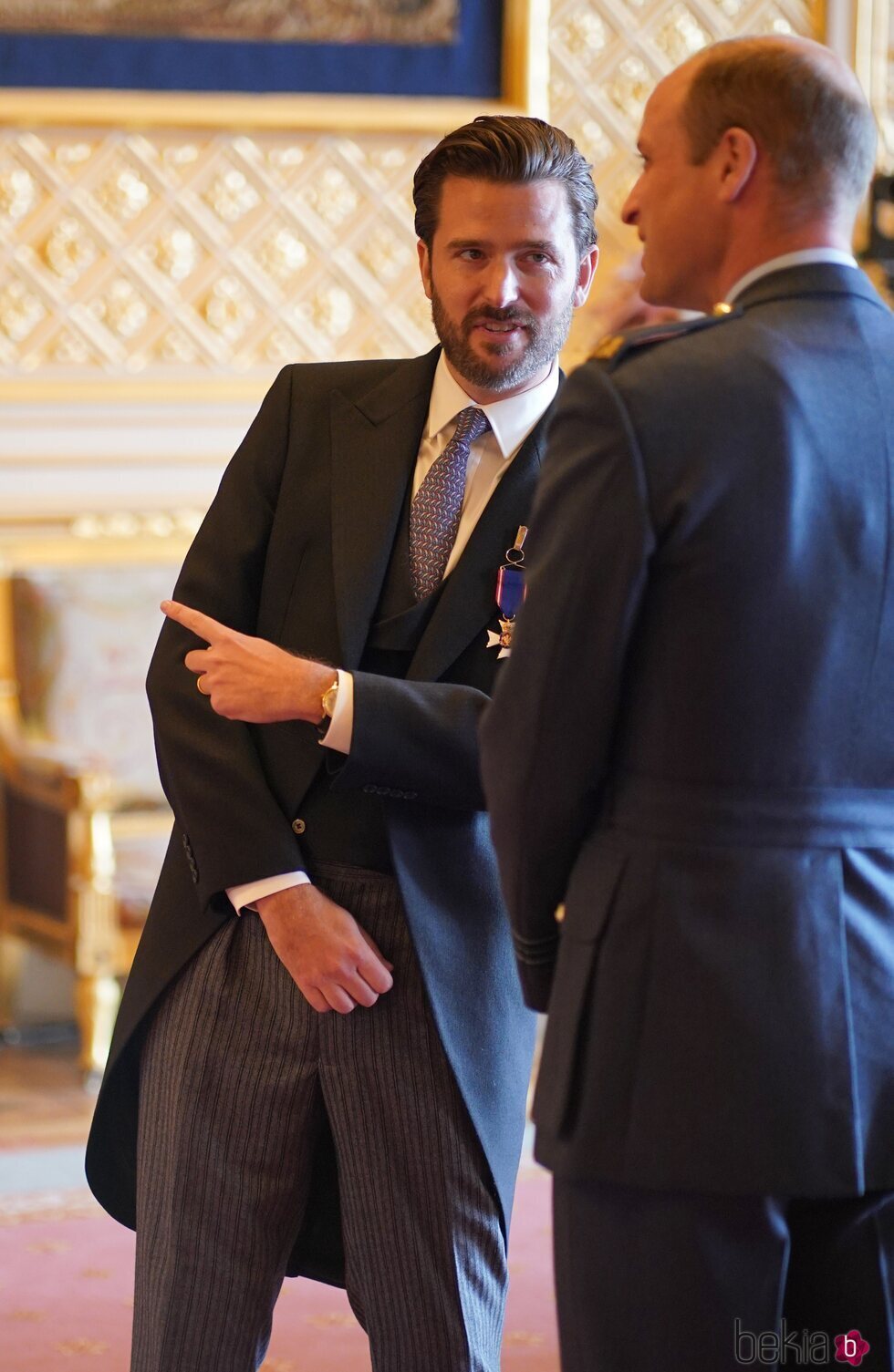 Jason Knauf hablando con el Príncipe Guillermo en su investidura en Windsor Castle