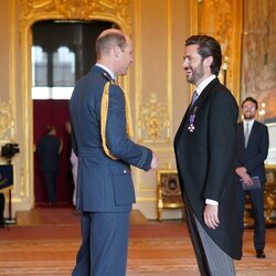 El Príncipe Guillermo y Jason Knauf en una ceremonia de investidura en Windsor Castle