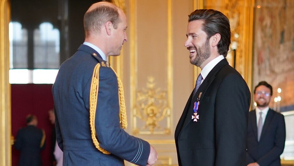 El Príncipe Guillermo y Jason Knauf en una ceremonia de investidura en Windsor Castle