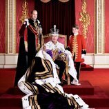 Retrato oficial del Rey Carlos III, el Príncipe Guillermo de Gales y el Príncipe George el día de la Coronación