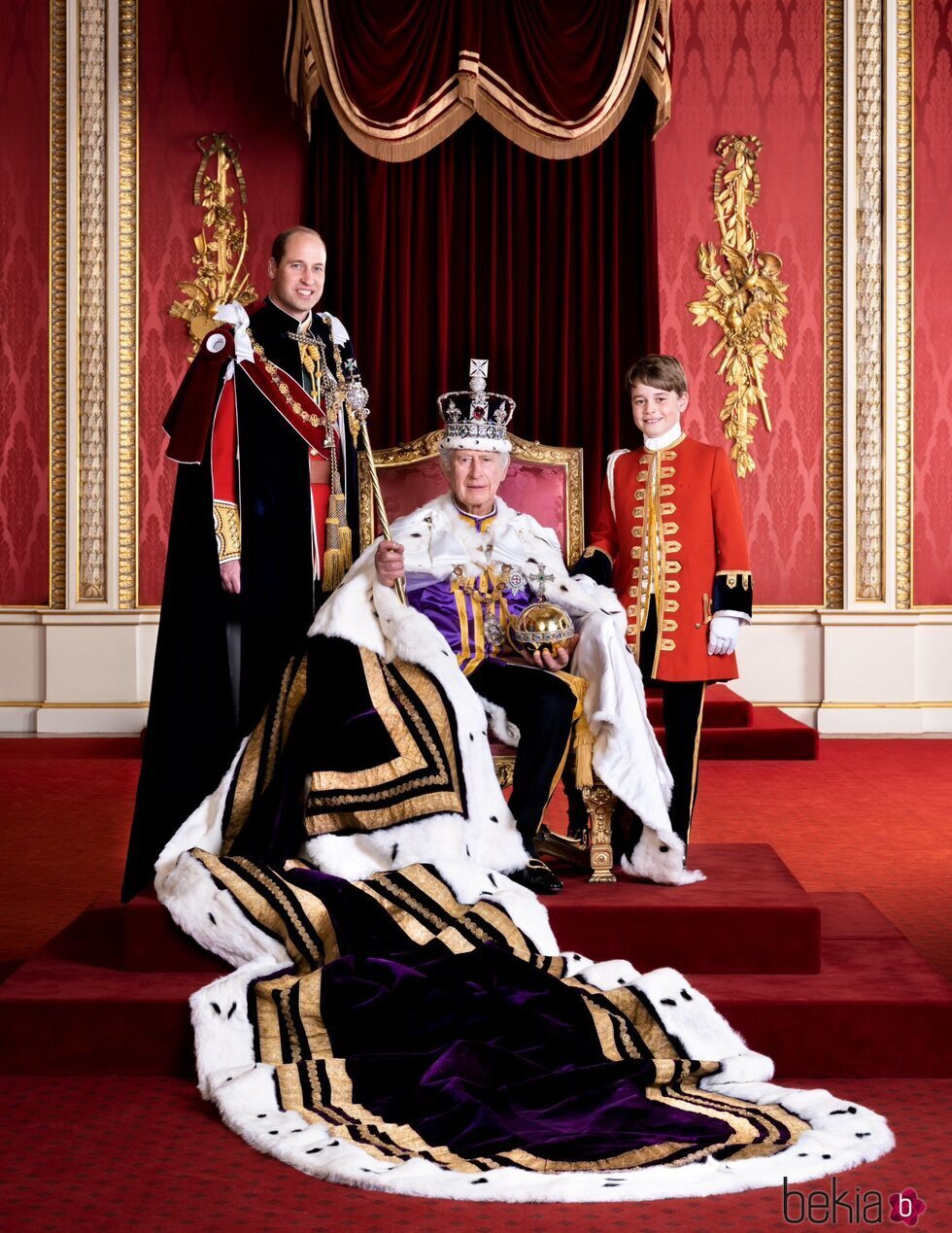 Retrato oficial del Rey Carlos III, el Príncipe Guillermo de Gales y el Príncipe George el día de la Coronación