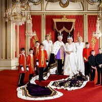 Retrato oficial de los Reyes Carlos III y Camilla con los Pajes y las Damas de la Corte en día de la Coronación