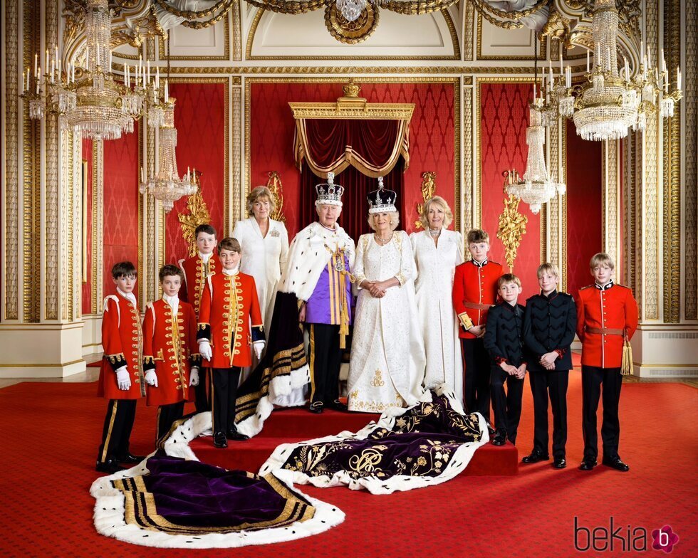 Retrato oficial de los Reyes Carlos III y Camilla con los Pajes y las Damas de la Corte en día de la Coronación