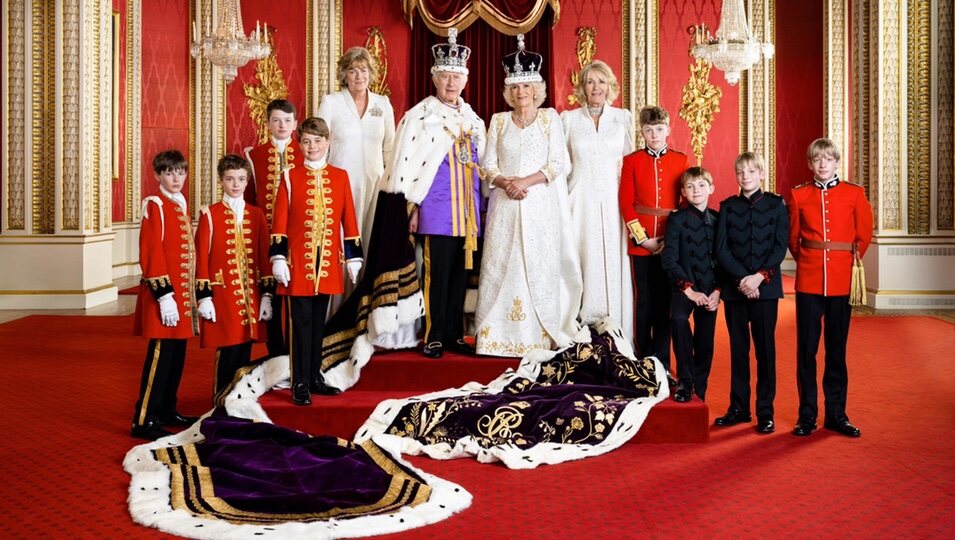 Retrato oficial de los Reyes Carlos III y Camilla con los Pajes y las Damas de la Corte en día de la Coronación