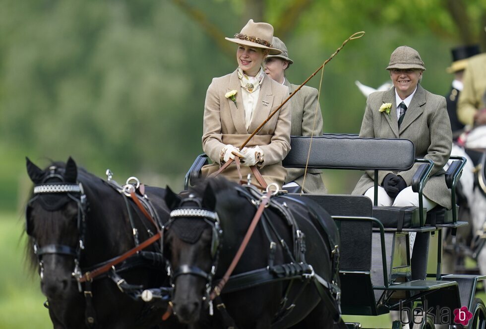 Lady Louise Mountbatten-Windsor conduciendo un carruaje en Royal Windsor Horse Show 2023