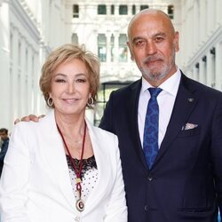 Ana Rosa Quintana recibe la Medalla de Honor de Madrid 2023 acompañada de su marido