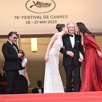 Catherine Zeta-Jones y su hija Carys Zeta Douglas besan a Michael Douglas en la ceremonia de apertura del Festival de Cannes 2023