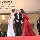 Catherine Zeta-Jones y su hija Carys Zeta Douglas besan a Michael Douglas en la ceremonia de apertura del Festival de Cannes 2023