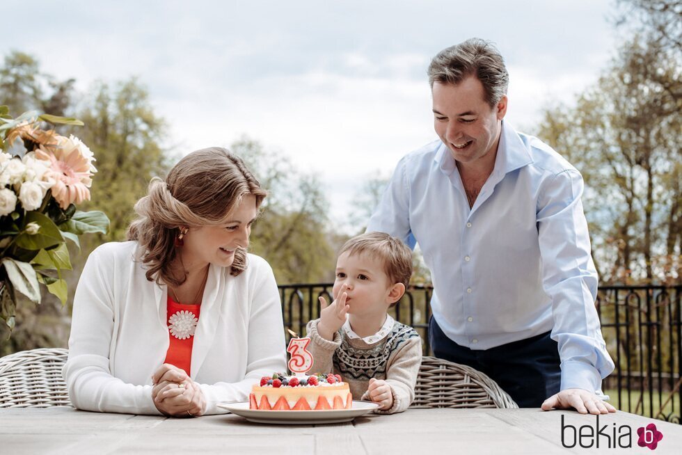 Charles de Luxemburgo comiendo la tarta de su cumpleaños con sus padres