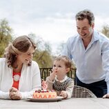 Charles de Luxemburgo comiendo la tarta de su cumpleaños con sus padres
