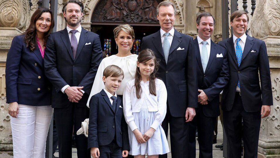 Los Grandes Duques de Luxemburgo con tres de sus hijos, Claire de Luxemburgo y sus nietos Amalia y Liam