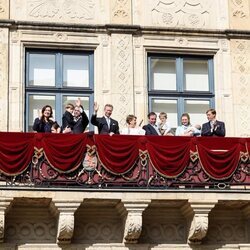La Familia Gran Ducal de Luxemburgo en el primer saludo desde el balcón de François de Luxemburgo