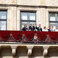 La Familia Gran Ducal de Luxemburgo en el primer saludo desde el balcón de François de Luxemburgo