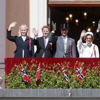La Familia Real Noruega saludando desde el balcón del Palacio Real en el Día Nacional de Noruega 2023