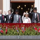 La Familia Real Noruega saludando desde el balcón del Palacio Real en el Día Nacional de Noruega 2023