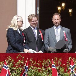 Haakon y Mette-Marit de Noruega y Sverre Magnus de Noruega en el Día Nacional de Noruega 2023