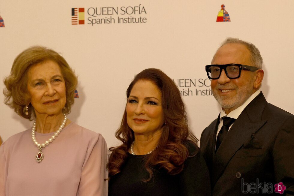 La Reina Sofía y Gloria Estefan y Emilio Estefan en los Premios Sophia a la Excelencia