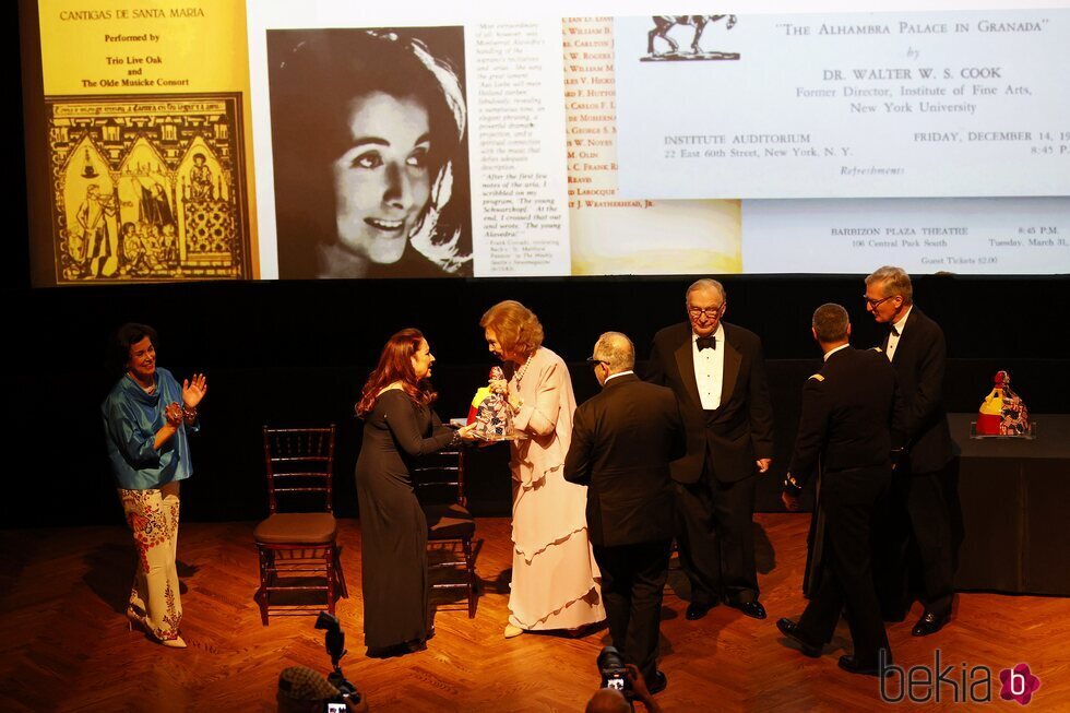 La Reina Sofía entrega el Premio Sophia a la Excelencia a Gloria Estefan