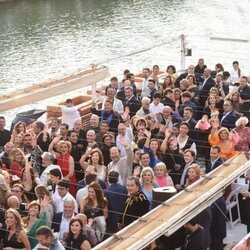 Todos los invitados en la preboda de Raúl Prieto y Joaquín Torres en un barco