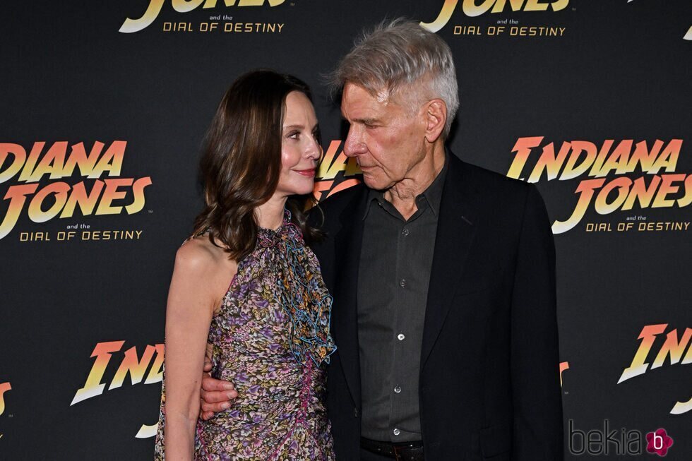 Harrison Ford y Calista Flockhart, cómplices en la presentación de 'Indiana Jones y el dial del destino' en Cannes