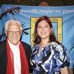 Chábeli Iglesias con el padre Ángel en la gala benéfica de Mensajeros de la Paz en Miami