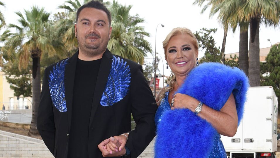 Belén Esteban posando con Miguel Marcos en la preboda de Joaquín Torres y Raúl Prieto